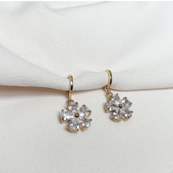 Flower Earrings - Picture 2 of 3